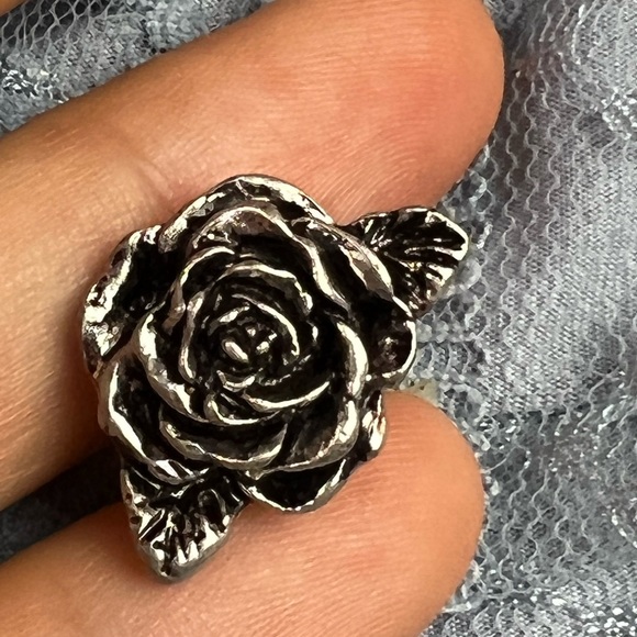 β¨4π $20 β¨ Rose flower silver color metal pin unisex - Picture 2 of 4